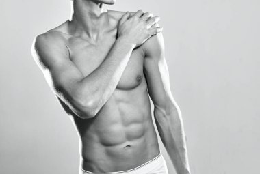 Erkek vücut geliştirici kaslı beyaz külot çalışma motivasyonu.