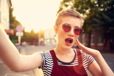 Güneş gözlüğü takan şık bir kadın yakın plan yürüyordu.