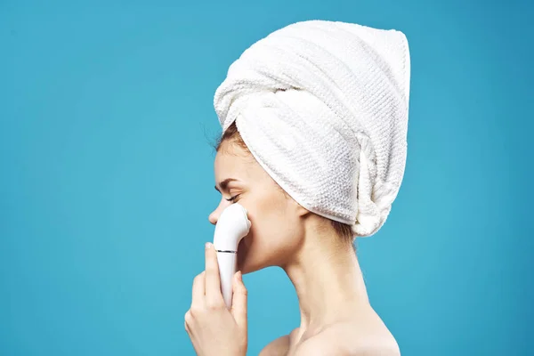 Emotionell kvinna med handduk på huvudet ansiktsmassager hudvård — Stockfoto
