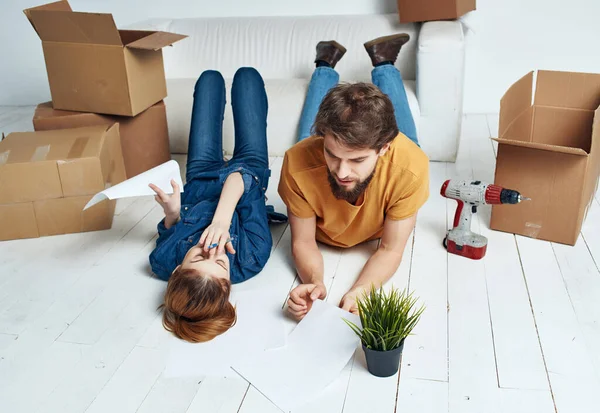Unga par flyttar lådor renovering inflyttning — Stockfoto