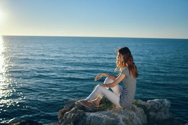 Kobieta na zewnątrz chcą natura ocean krajobraz lato — Zdjęcie stockowe
