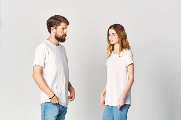 Uomo e donna in bianco t-shirt studio moda posa divertente luce sfondo — Foto Stock