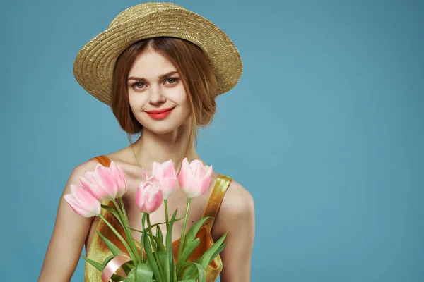 Mulheres sorridentes com buquê de flores nas férias de primavera chapéu — Fotografia de Stock