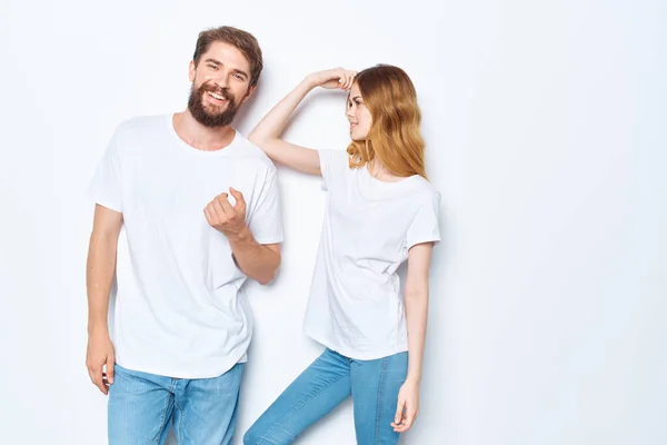 Man en vrouw in witte t-shirts jeans mode casual stijl — Stockfoto