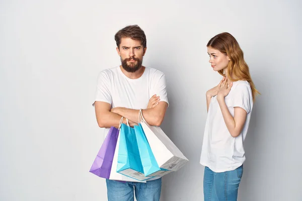 Mężczyzna i kobieta wielobarwne zakupy torby zakupy sprzedaż rozrywka — Zdjęcie stockowe