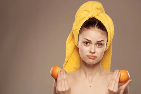 Bela mulher com corpo nu mandarina pele limpa na mão — Fotografia de Stock