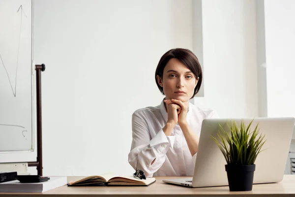 Femme d'affaires en chemise blanche se trouve à la table de travail devant le bureau de l'ordinateur portable — Photo
