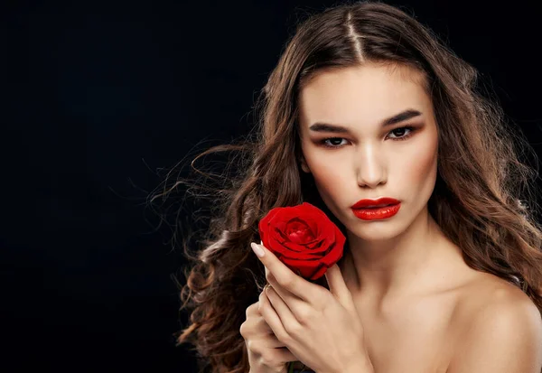 Csinos barna meztelen vállak piros rózsa fényes smink szenvedély — Stock Fotó