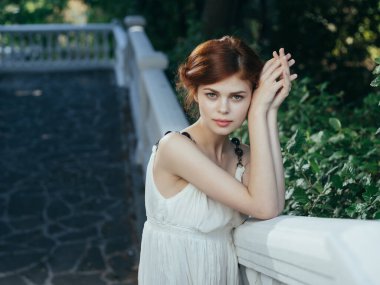 Beyaz elbiseli güzel kadın Yunan prenses mitolojisi geleneği