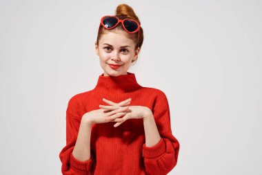 Güzel bir kadın moda çekiciliği yapıyor.