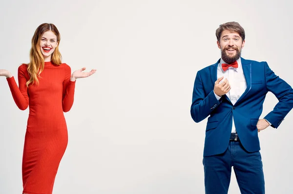 Мужчина в костюме рядом с женщиной в красном платье коммуникации моды изолированный фон — стоковое фото