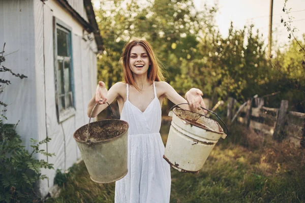 Beyaz elbiseli kadın yaz tatili güneş özgürlüğü — Stok fotoğraf