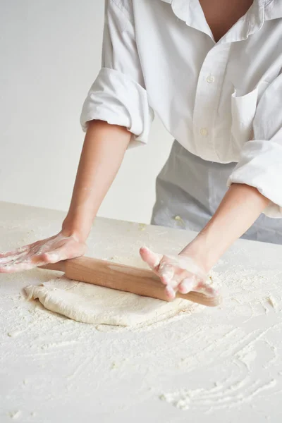 O chef rola a massa cozinhando farinha produto na cozinha — Fotografia de Stock