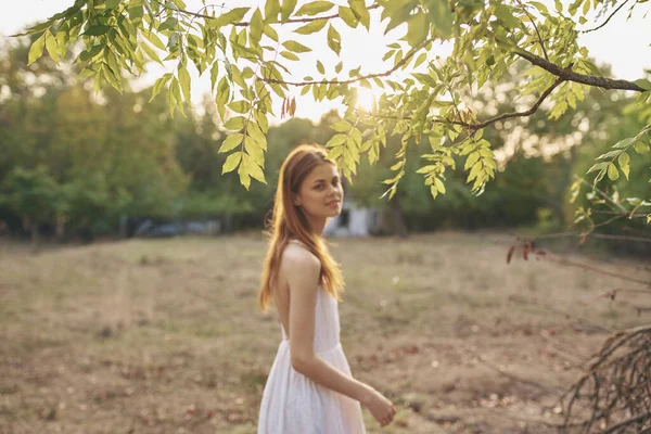 Γυναίκα σε λευκό φόρεμα στο πεδίο με τα πόδια φύση διακοπές διασκέδαση — Φωτογραφία Αρχείου