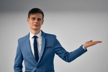 Takım elbiseli iş adamı kendine güvenen ofis yöneticisi modern tarz.