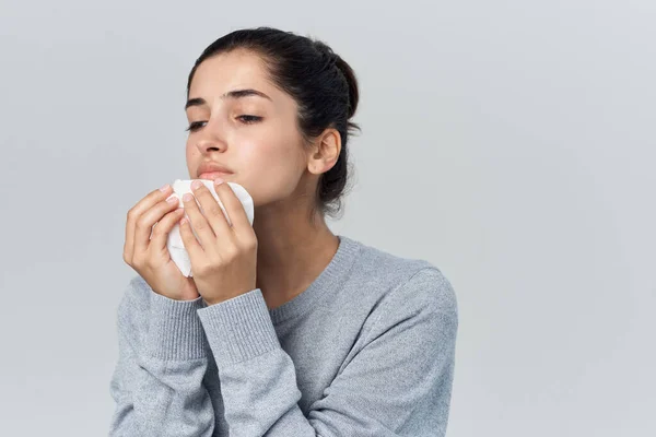 Vrouw veegt haar neus met een zakdoek runny neus gezondheidsproblemen koud — Stockfoto