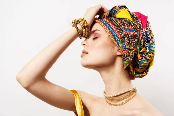 Vacker kvinna flerfärgad turban mode etnicitet — Stockfoto