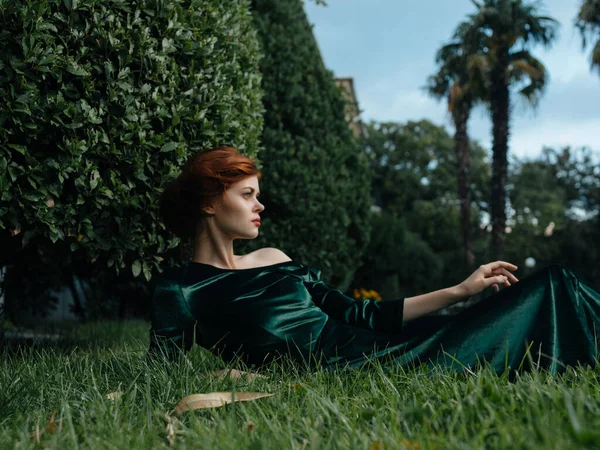 Όμορφη γυναίκα στον κήπο θάμνοι φοίνικες φαντασία gothic — Φωτογραφία Αρχείου