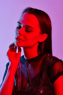 Moda elbiseli kadın siyah şapka Glamor parti makyajı pembe arka plan