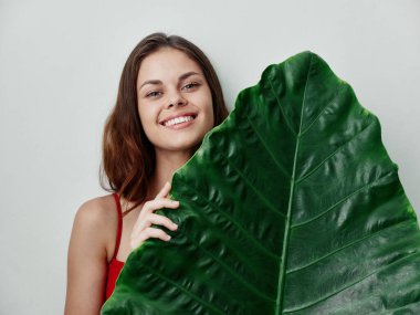 Neşeli kadın yeşil yaprak tropikleri egzotik gülüşler