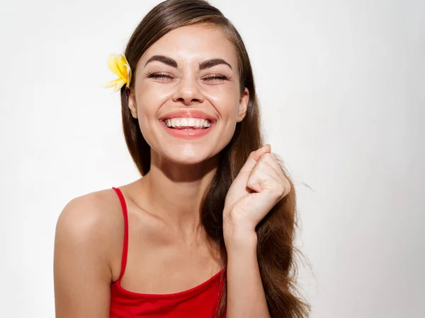 Mujer feliz con flor amarilla en su pelo retrato de risa primer plano — Foto de Stock