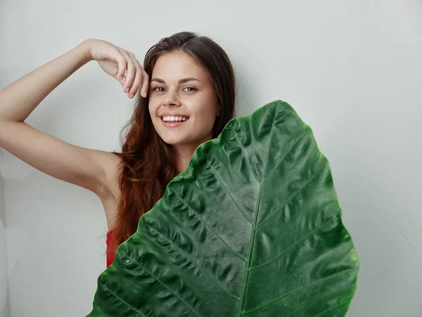 Lächelnde Frau mit palmblattroten Haaren — Stockfoto