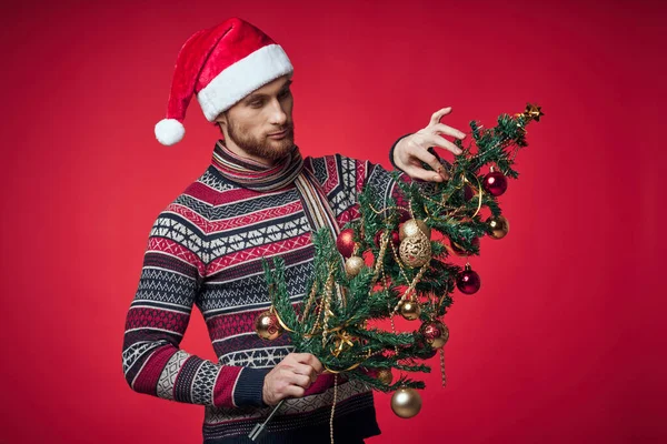 Mężczyzna w swetrze Świąteczne świąteczne dekoracje choinkowe — Zdjęcie stockowe