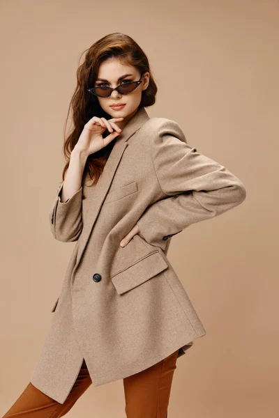 Mulher elegante em calças e óculos de casaco no penteado rosto — Fotografia de Stock