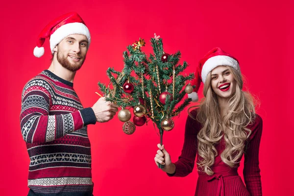 Mann und Frau Weihnachtsurlaub Weihnachtsbaum Neujahr Emotionen — Stockfoto