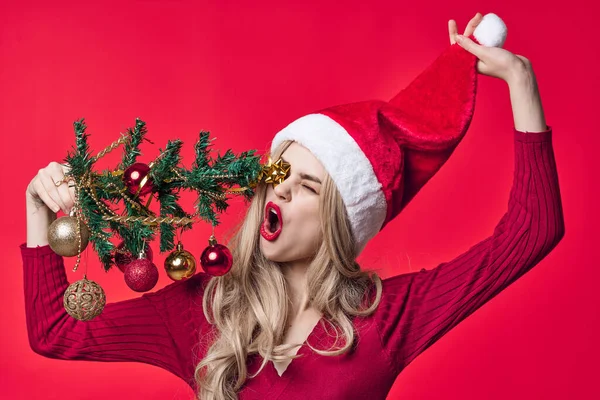 Εθνική γυναίκα ντυμένος ως Άγιος Βασίλης με χριστουγεννιάτικο δέντρο στα χέρια παιχνίδια διακόσμηση διακοπές — Φωτογραφία Αρχείου