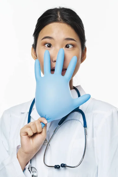 Žena lékař gumové rukavice v ruce medicína nemocnice — Stock fotografie