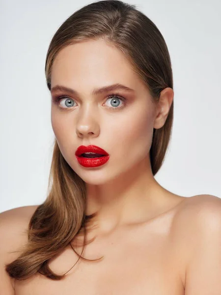 Kobieta z gołymi ramionami czerwony usta glamour przycięte widok model — Zdjęcie stockowe