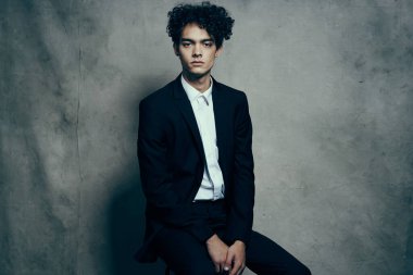 Takım elbiseli kıvırcık saçlı bir iş adamı.