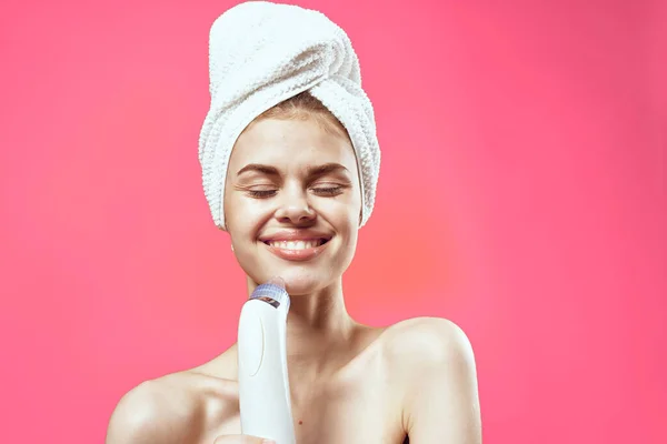 Χαρούμενη γυναίκα με γυμνούς ώμους καθαρισμού του προσώπου — Φωτογραφία Αρχείου