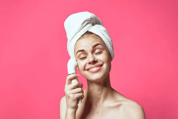 Frau mit Handtuch auf dem Kopf reinigt Hauttherapie Kosmetiktechnologie — Stockfoto