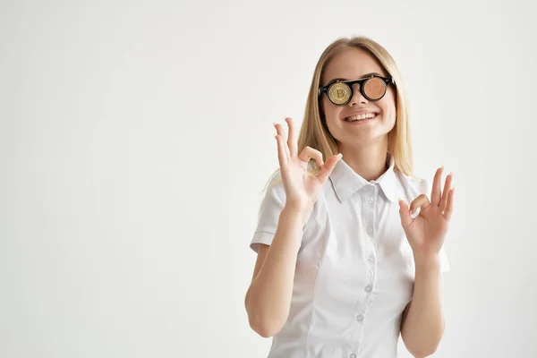 Vrolijke vrouw in wit shirt cryptogeld Bitcoin financiële technologie — Stockfoto