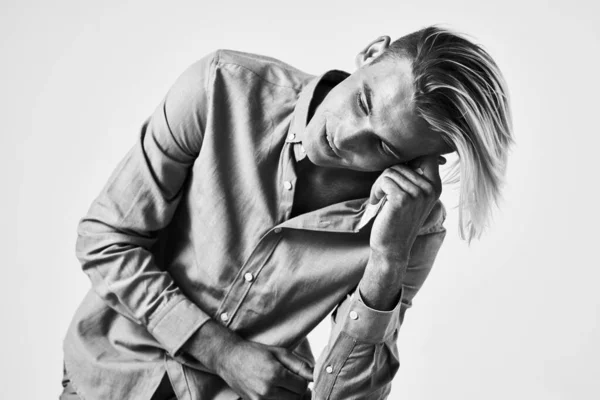 Homem em uma camisa sentado em uma cadeira elegante penteado charme sorriso — Fotografia de Stock