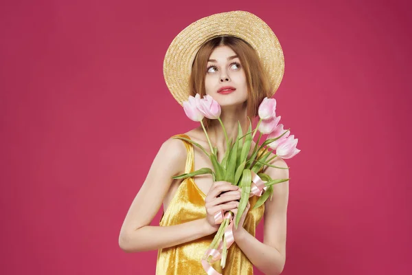 Ładna kobieta z kapeluszem bukiet kwiatów romans prezent zbliżenie — Zdjęcie stockowe