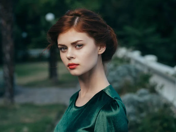 Красивая женщина в зеленом платье красные губы шарм природы ходить мода — стоковое фото