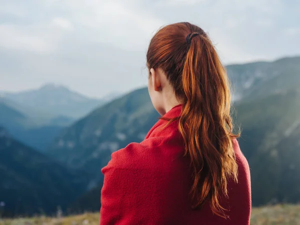 Ładna rudowłosa kobieta w górach w naturze z czerwonymi włosami — Zdjęcie stockowe