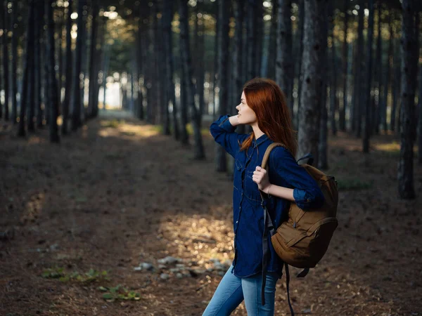 Mujer pelirroja con mochila en la naturaleza en el estilo de vida de viaje del bosque —  Fotos de Stock