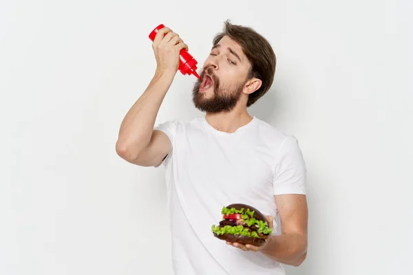 Jak se máte trička hamburger omáčka nezdravé jídlo — Stock fotografie