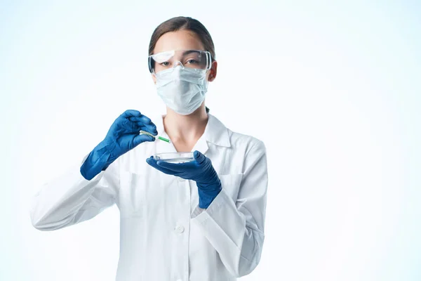 Kobieta lekarz laboratorium nauka chemiczny roztwór biologia — Zdjęcie stockowe