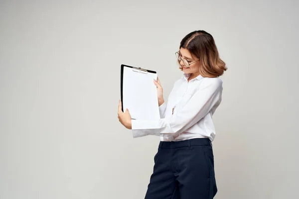 Femme d'affaires en chemise blanche documents travail Espace de copie — Photo