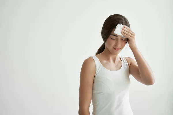 Femme cueille la sueur du visage avec des problèmes de santé mouchoir blanc — Photo