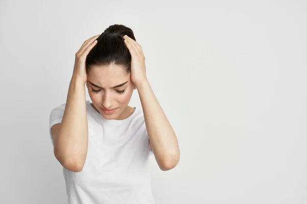 Femme en t-shirt blanc problème de santé migraines santé médecine traitement dépression — Photo