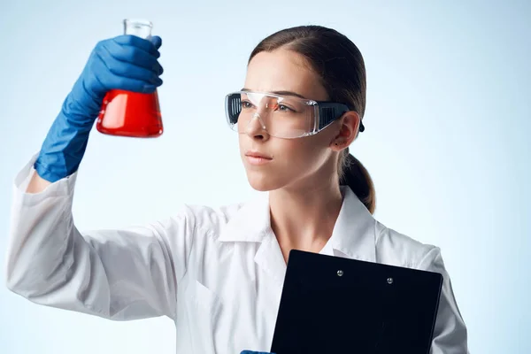 Mujer laboratorio asistente medicina diagnóstico investigación biotecnología ciencia —  Fotos de Stock