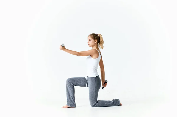 Atletická žena energie činky cvičení motivace — Stock fotografie