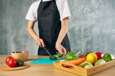 Evde kadın yemeği pişir vejetaryen salata diyeti