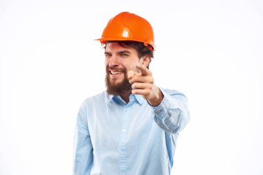 Erkek mühendis belgeleri ellerinde ve çizimleri Stüdyo el hareketi